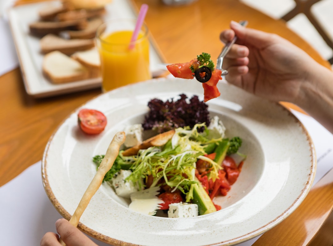 Eating well while traveling and dining out